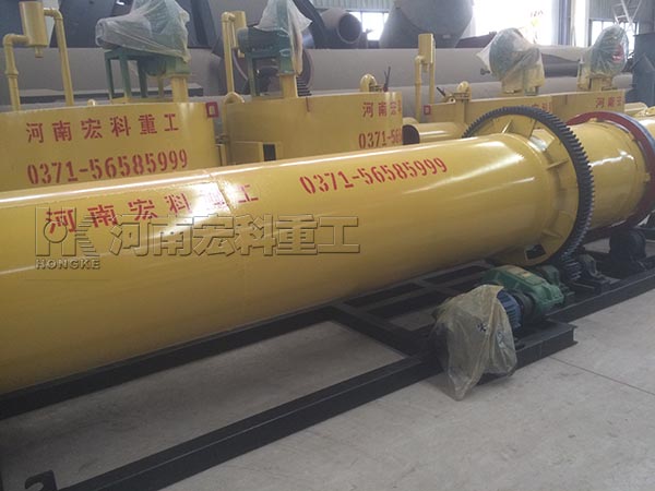 發(fā)往山東0.8x6m雞糞烘干機的裝貨現場